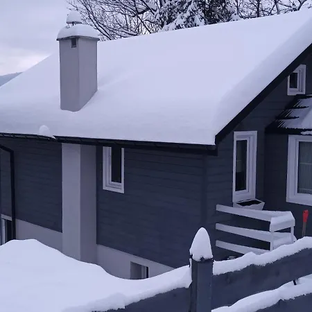 Nyaraló Nina Brenna